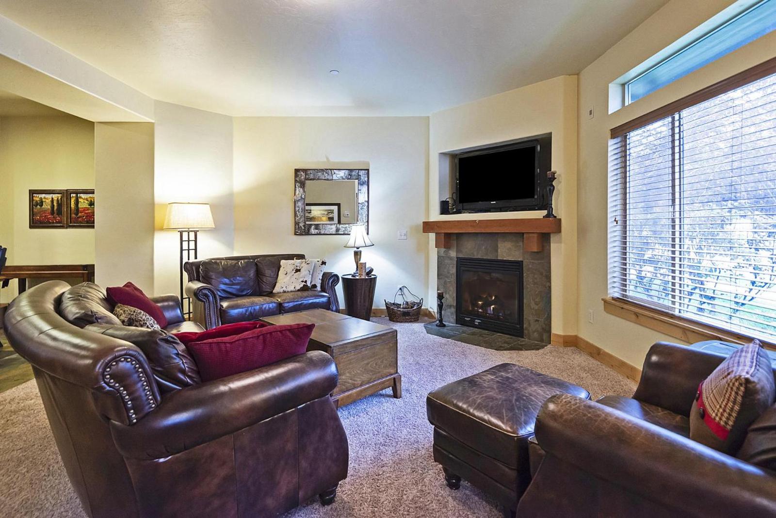 Beautiful Five Bedroom Condo Minutes Away from Everything! Main image 2